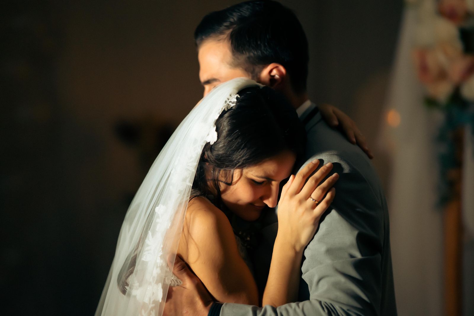 Ein Hochzeitspaar tanzt eng umschlungen.